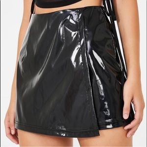 ISH IN BISH PATENT SKORT